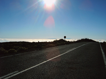 Die 2 Gipfel  von La Palma in den Wolken am Horizont